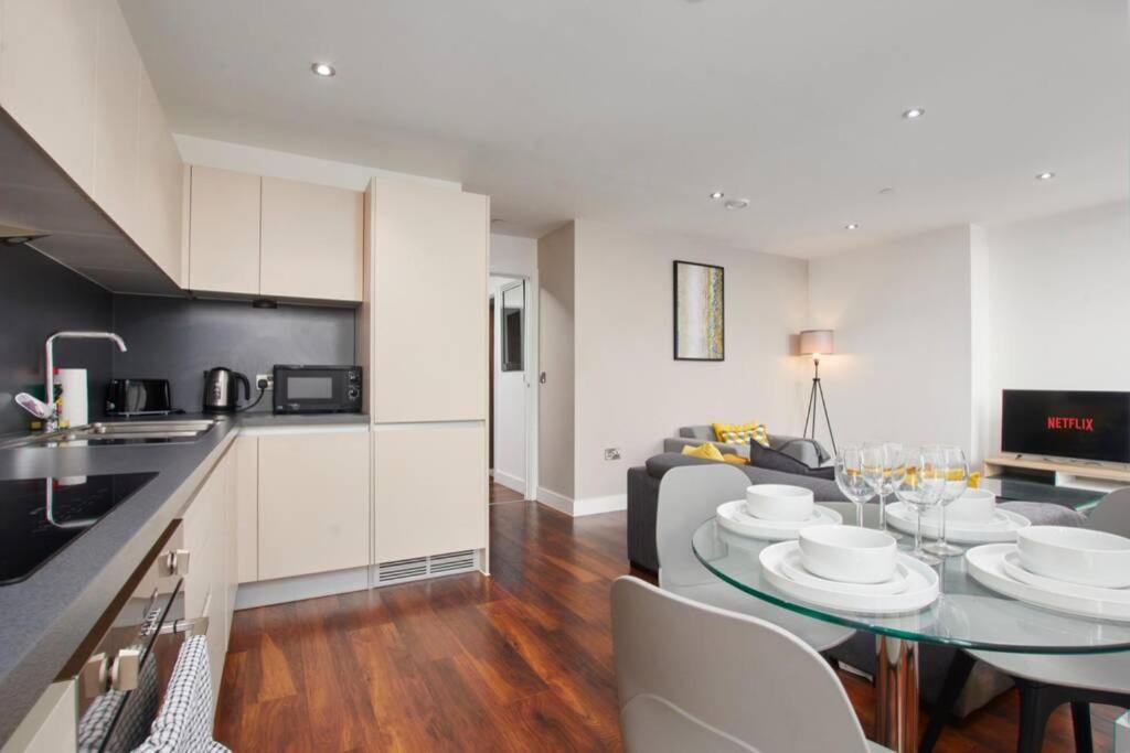 Lovely Apartment - Private Parking - Stadium Views Manchester Exterior foto